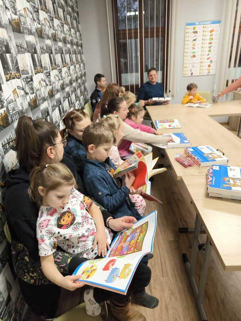 Zaangażowani rodzice z dziećmi na angielskim.